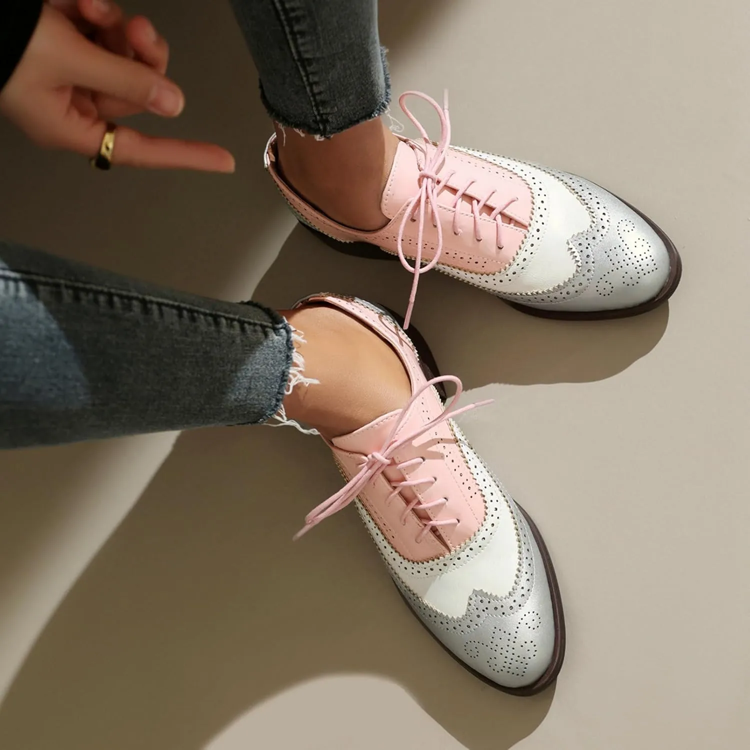 LUXMAX Women Lace Up Oxford Shoes Flats Wingtip Brogues Shoes Low Chunky Heel Vintage Saddle Shoes