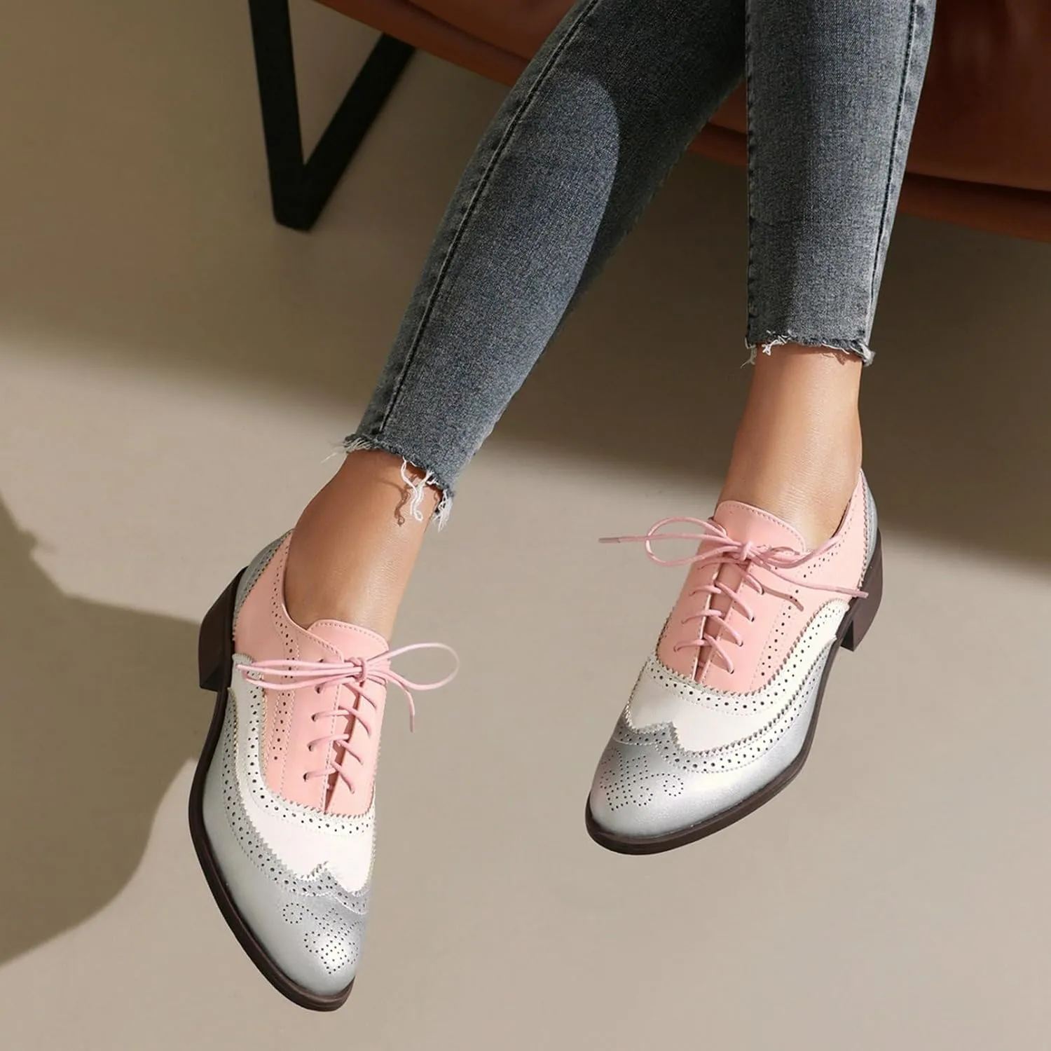LUXMAX Women Lace Up Oxford Shoes Flats Wingtip Brogues Shoes Low Chunky Heel Vintage Saddle Shoes