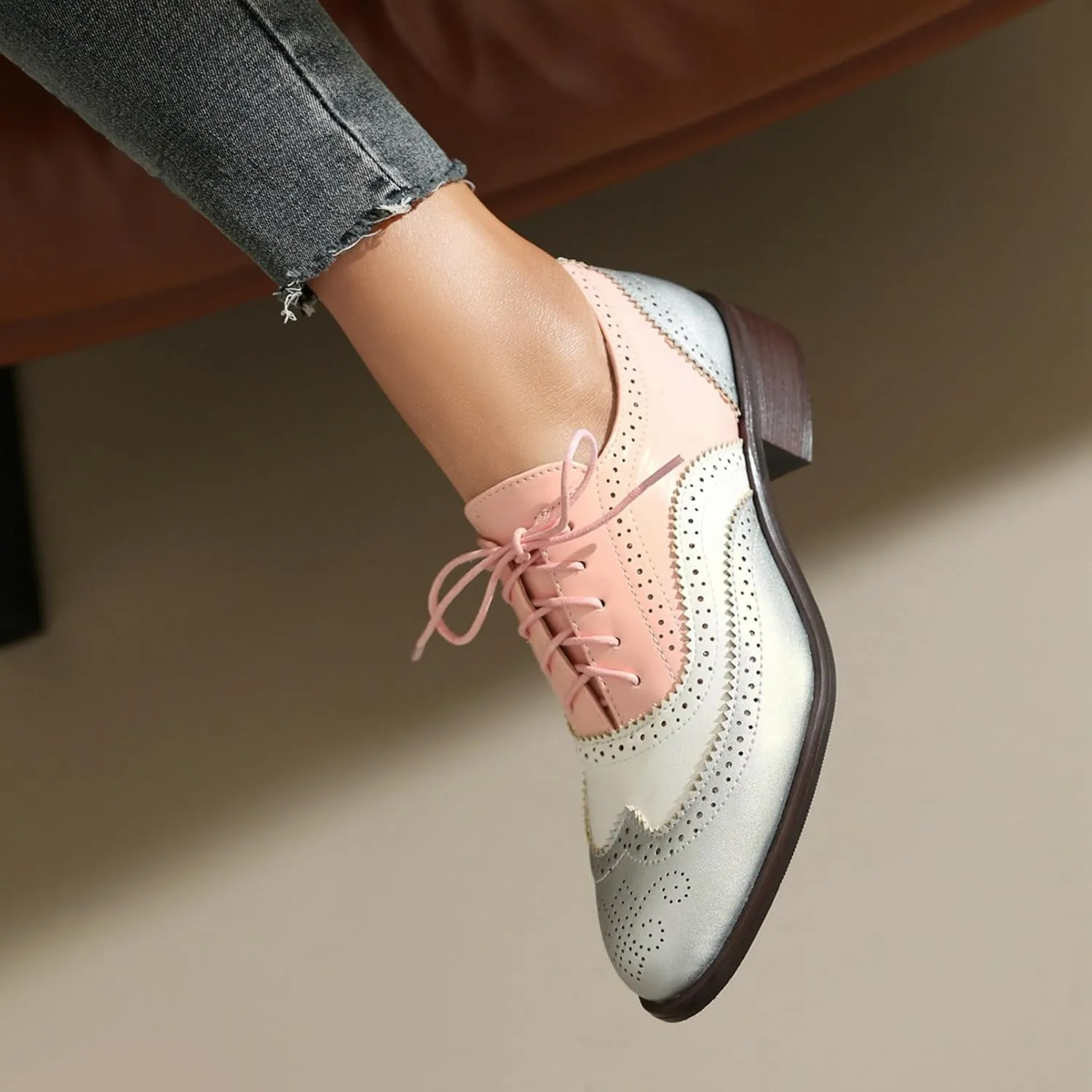 LUXMAX Women Lace Up Oxford Shoes Flats Wingtip Brogues Shoes Low Chunky Heel Vintage Saddle Shoes