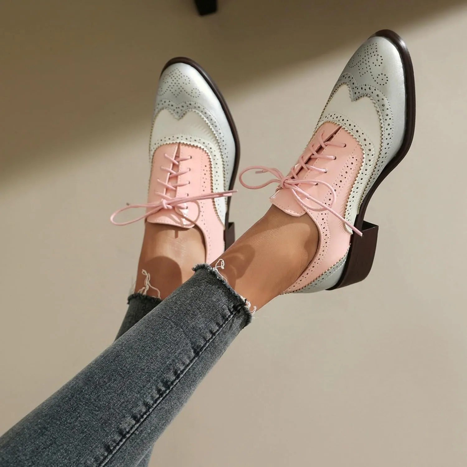 LUXMAX Women Lace Up Oxford Shoes Flats Wingtip Brogues Shoes Low Chunky Heel Vintage Saddle Shoes