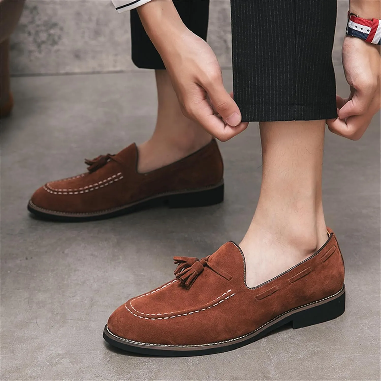 Men's Tassel Suede Slip-on Loafers Vintage Noble Velvet Pointed Toe Flats Smoking Slippers Prom Party Wedding Penny Shoes