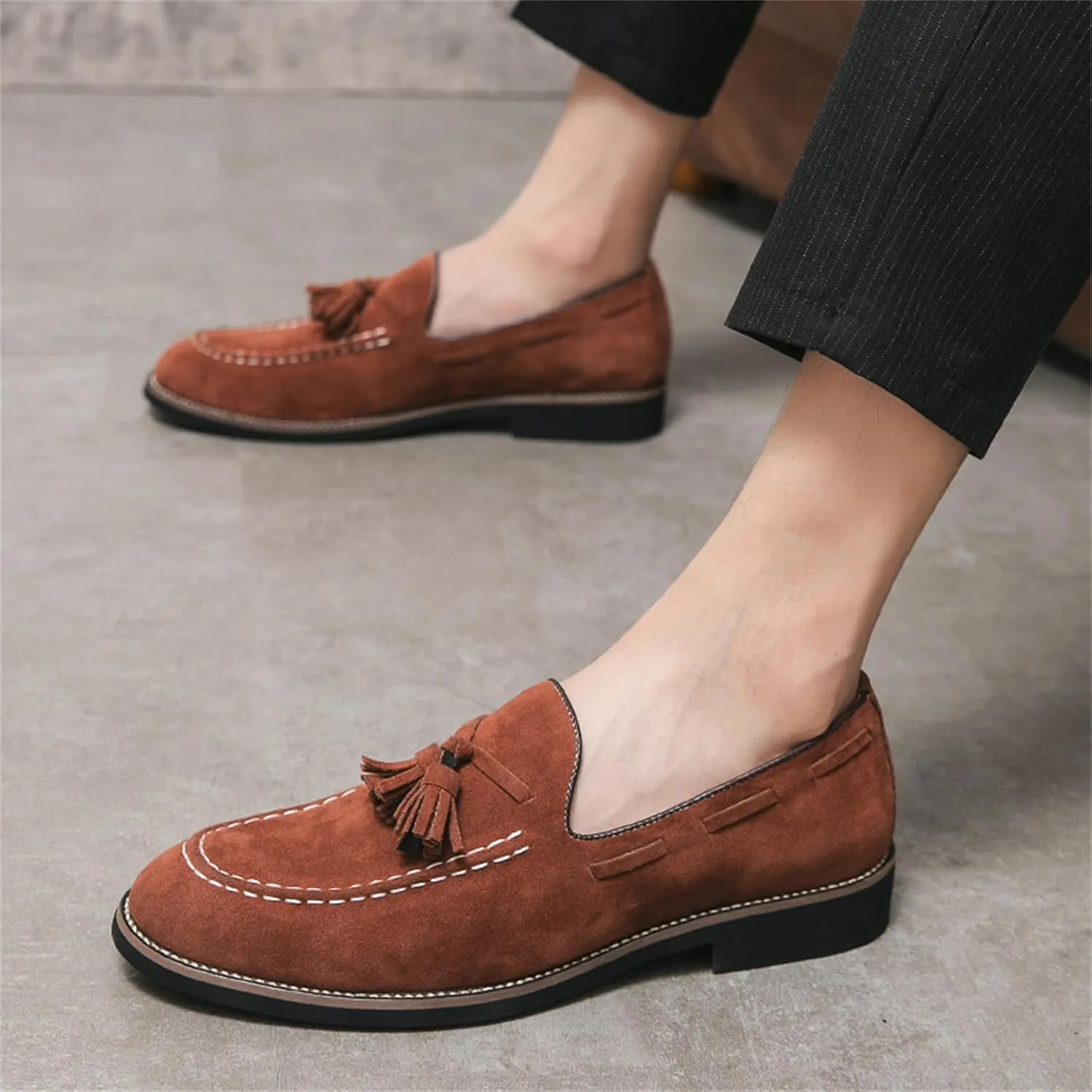 Men's Tassel Suede Slip-on Loafers Vintage Noble Velvet Pointed Toe Flats Smoking Slippers Prom Party Wedding Penny Shoes